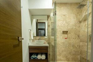 Shower, hair dryer, shampoo - Playa del Carmen Studio Near 5th Ave & Beach (Playa del Carmen)