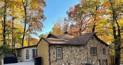 Entire Mountain Cottage Near Scenic Hiking Trails, Your Getaway Retreat!