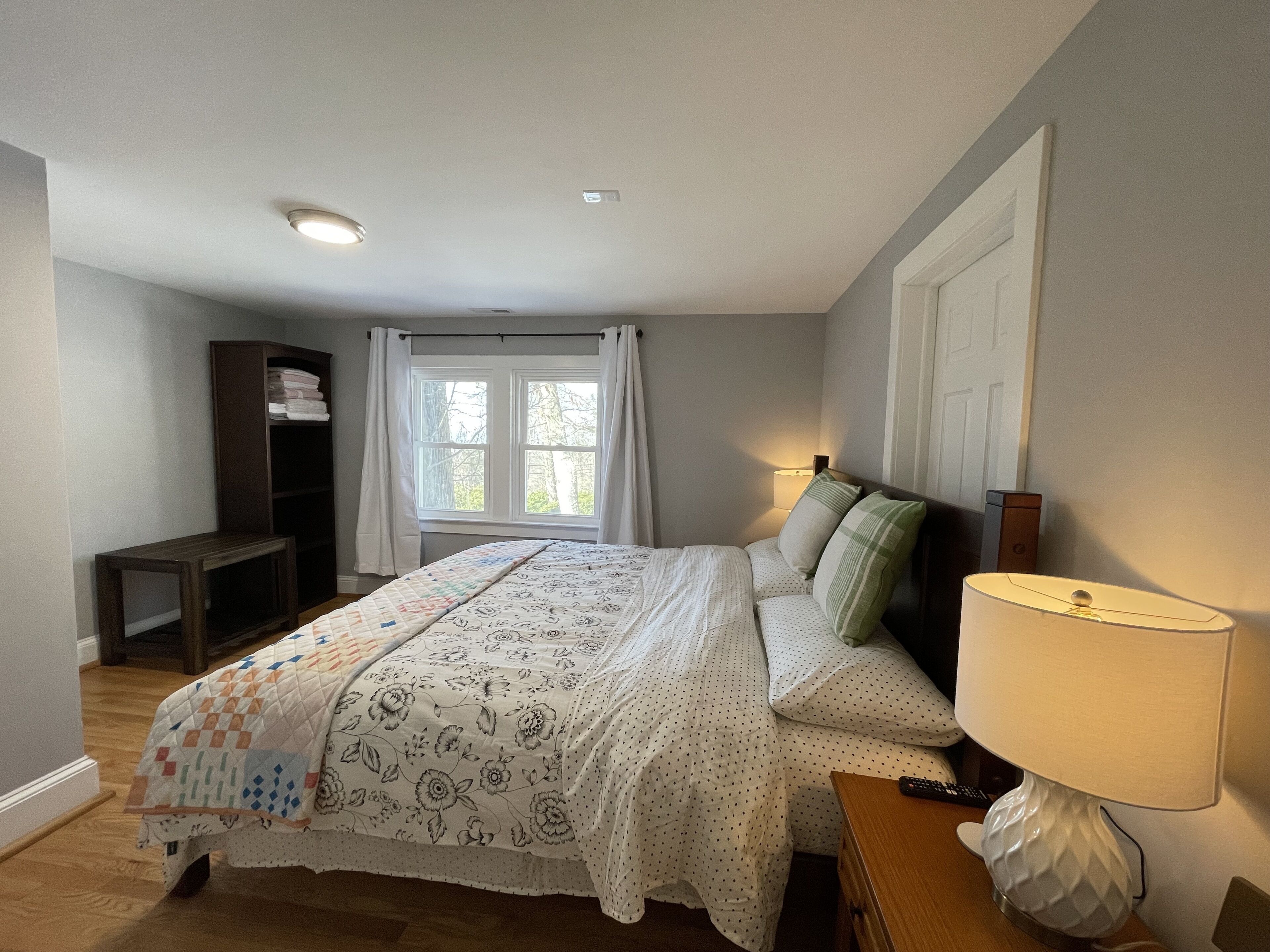 5 bedrooms, iron/ironing board, WiFi, bed sheets