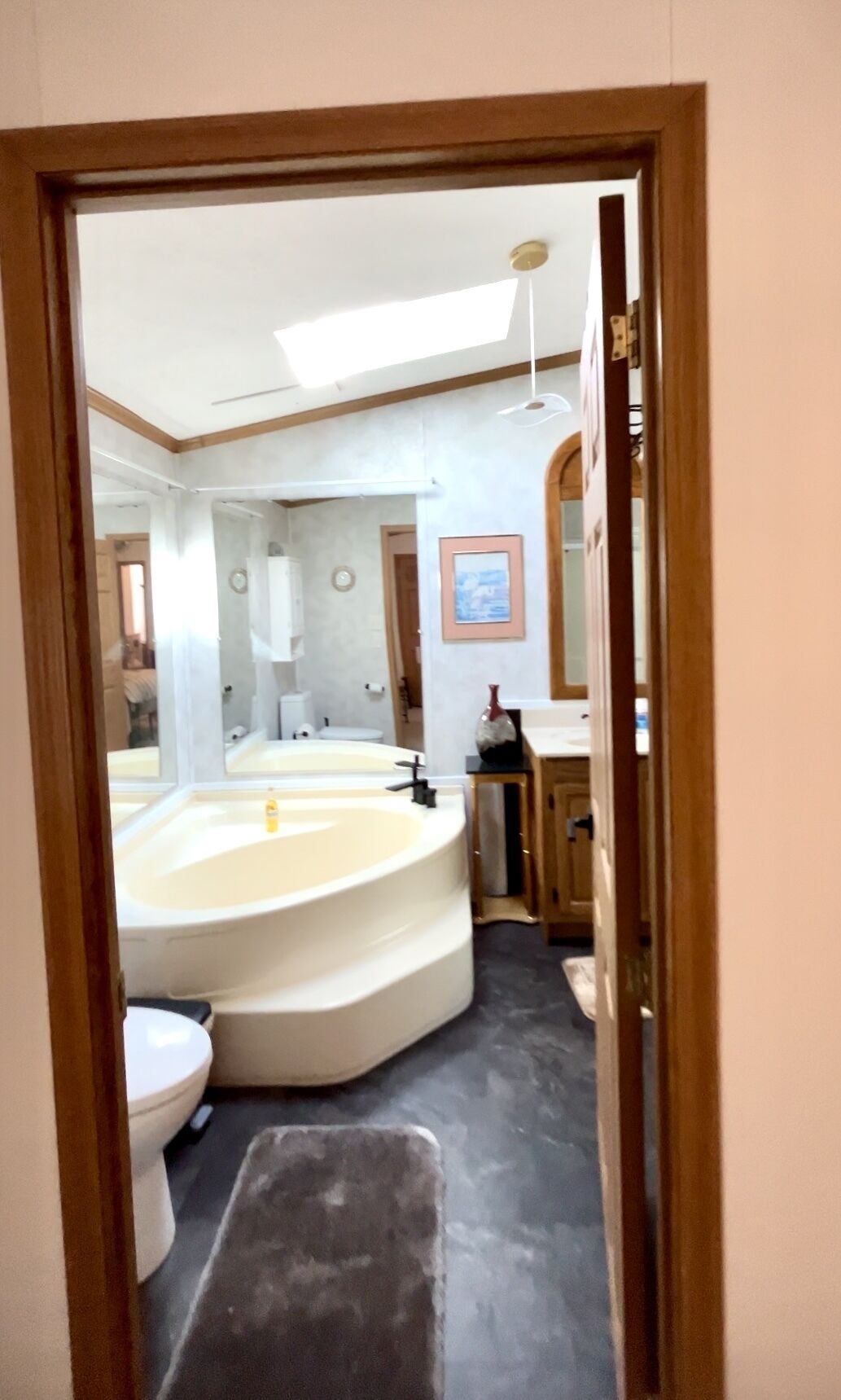 Sèche-cheveux, serviettes fournies, savon, shampoing