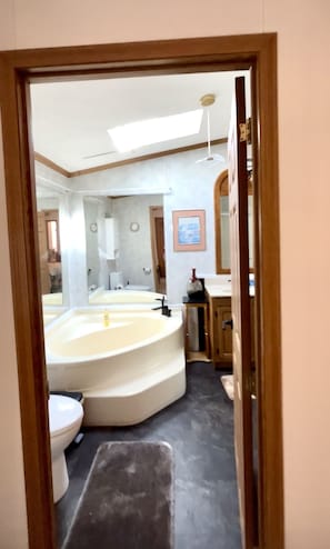SĂšche-cheveux, serviettes fournies, savon, shampoing