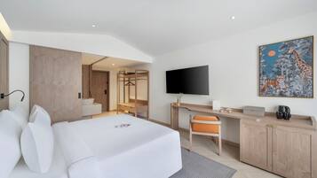 Une chambre d’hôtel avec un lit, un bureau, une chaise, une télévision et un tableau au mur.