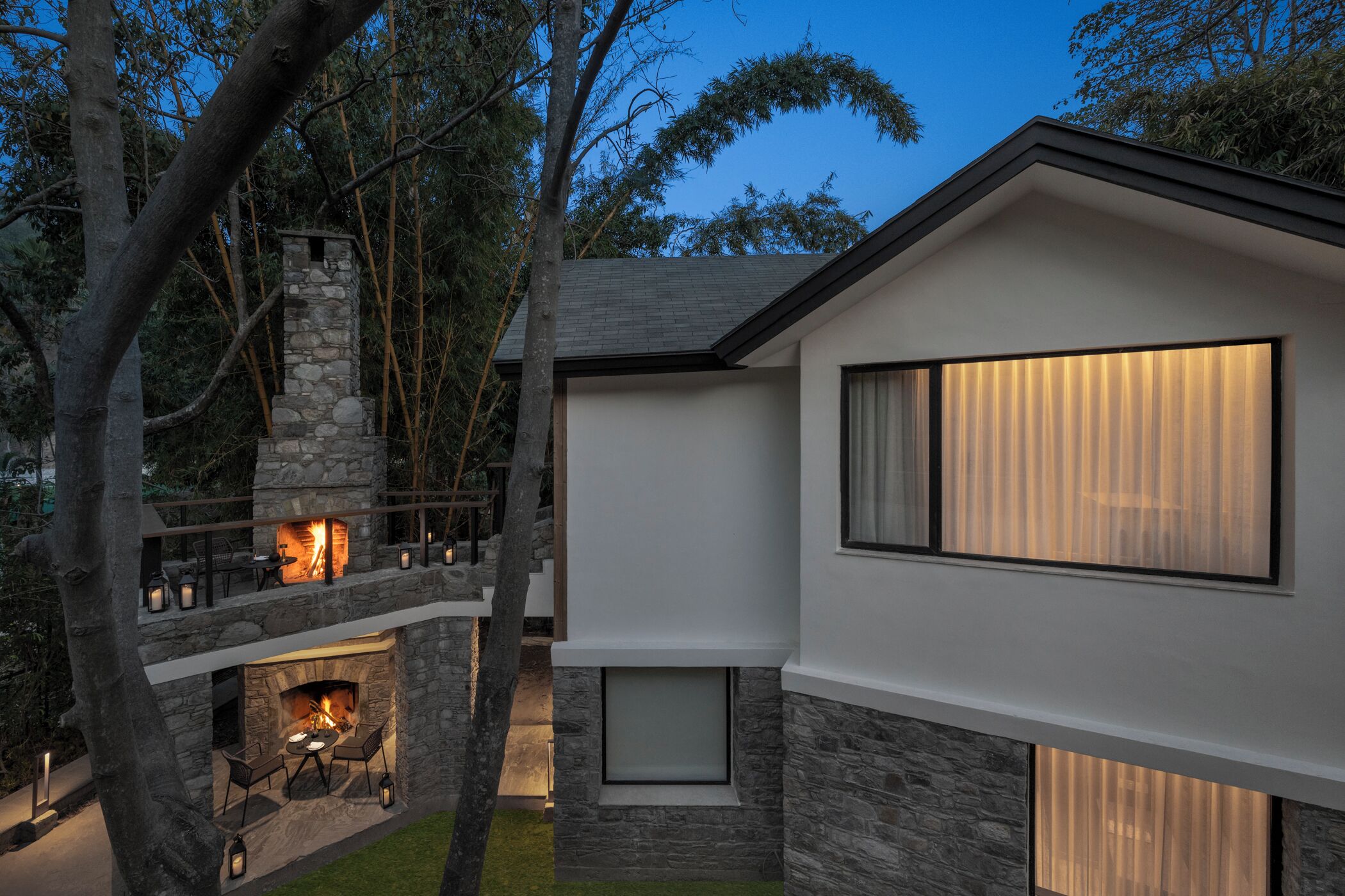 Cottage with Outdoor Patio | Premium bedding, down duvets, memory-foam beds, minibar