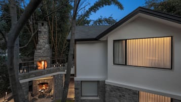 Cottage with Outdoor Patio | Premium bedding, down duvets, memory-foam beds, minibar