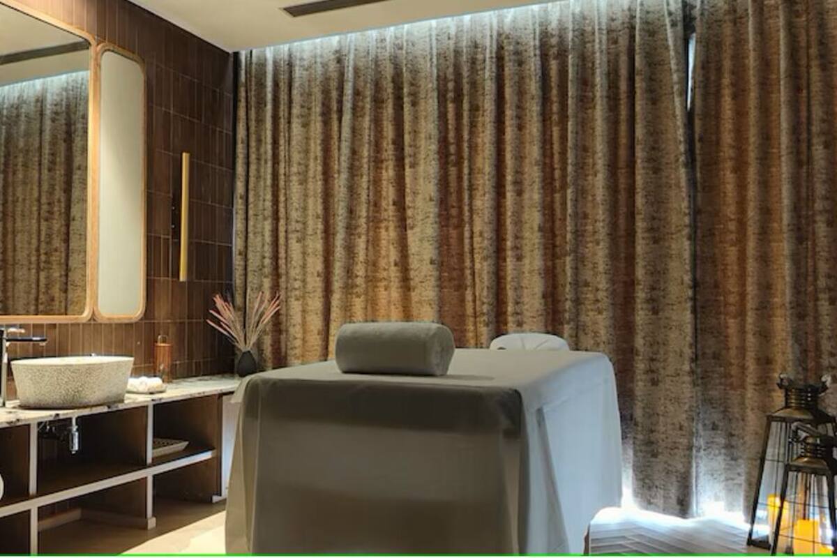 Een moderne badkamer met een grote spiegel, een wastafel en een handdoekhouder.