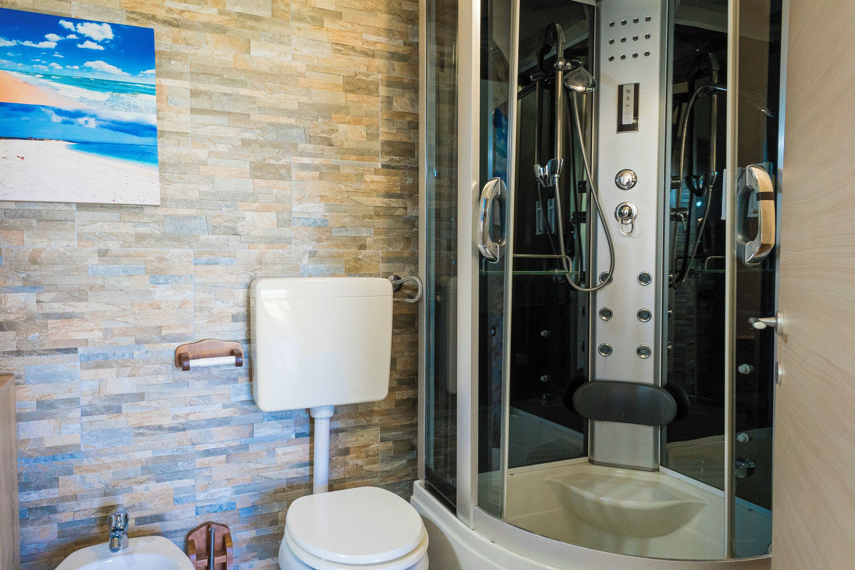 Combined shower/bathtub, hair dryer, bidet, towels