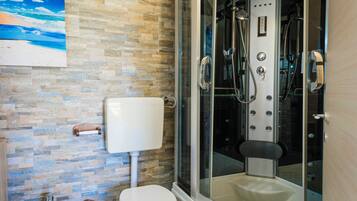 Combined shower/bathtub, hair dryer, bidet, towels