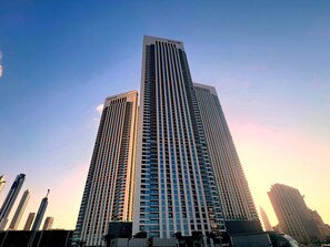 Ein Hochhaus mit modernem architektonischen Design, das sich durch eine auffällige vertikale Linienmusterung und ein Flachdach auszeichnet.