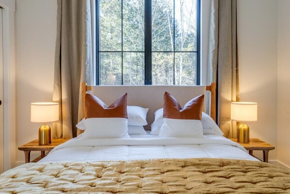 4 bedrooms, iron/ironing board, free WiFi, bed sheets