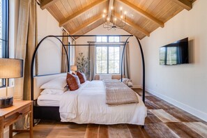 4 bedrooms, iron/ironing board, free WiFi, bed sheets - Among the Oaks: Newly built Luxury home, game room (Dundee)