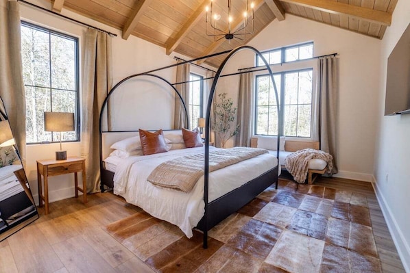 4 bedrooms, iron/ironing board, free WiFi, bed sheets