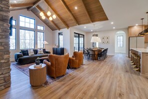 Smart TV, chimenea y estéreo