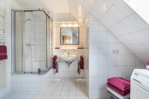 Chuveiro, secador de cabelo, toalhas de banho 