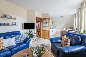 Una televisión, un reproductor de DVD, un reproductor estéreo