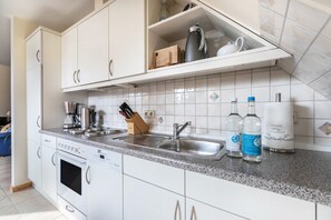 Fridge, microwave, oven, stovetop - Allergy-friendly holiday flat 'Bi uns to hus - Morgensünn' with terrace, garden and WLAN (Nordstrand)