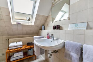 Douche, sèche-cheveux, serviettes fournies