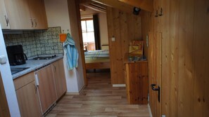 Kühlschrank, Herdplatte, Wasserkocher mit Kaffee-/Teezubehör