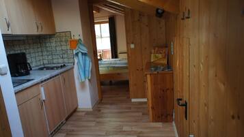 KĂŒhlschrank, Herdplatte, Wasserkocher mit Kaffee-/Teezubehör