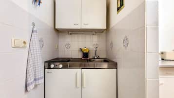 Kühlschrank, Mikrowelle, Herdplatte, Wasserkocher mit Kaffee-/Teezubehör