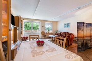 Dining - Apartment 'Ferienwohnung 'ole Bäckerie'' with Shared Terrace, Private Garden and Wi-Fi (Delve)