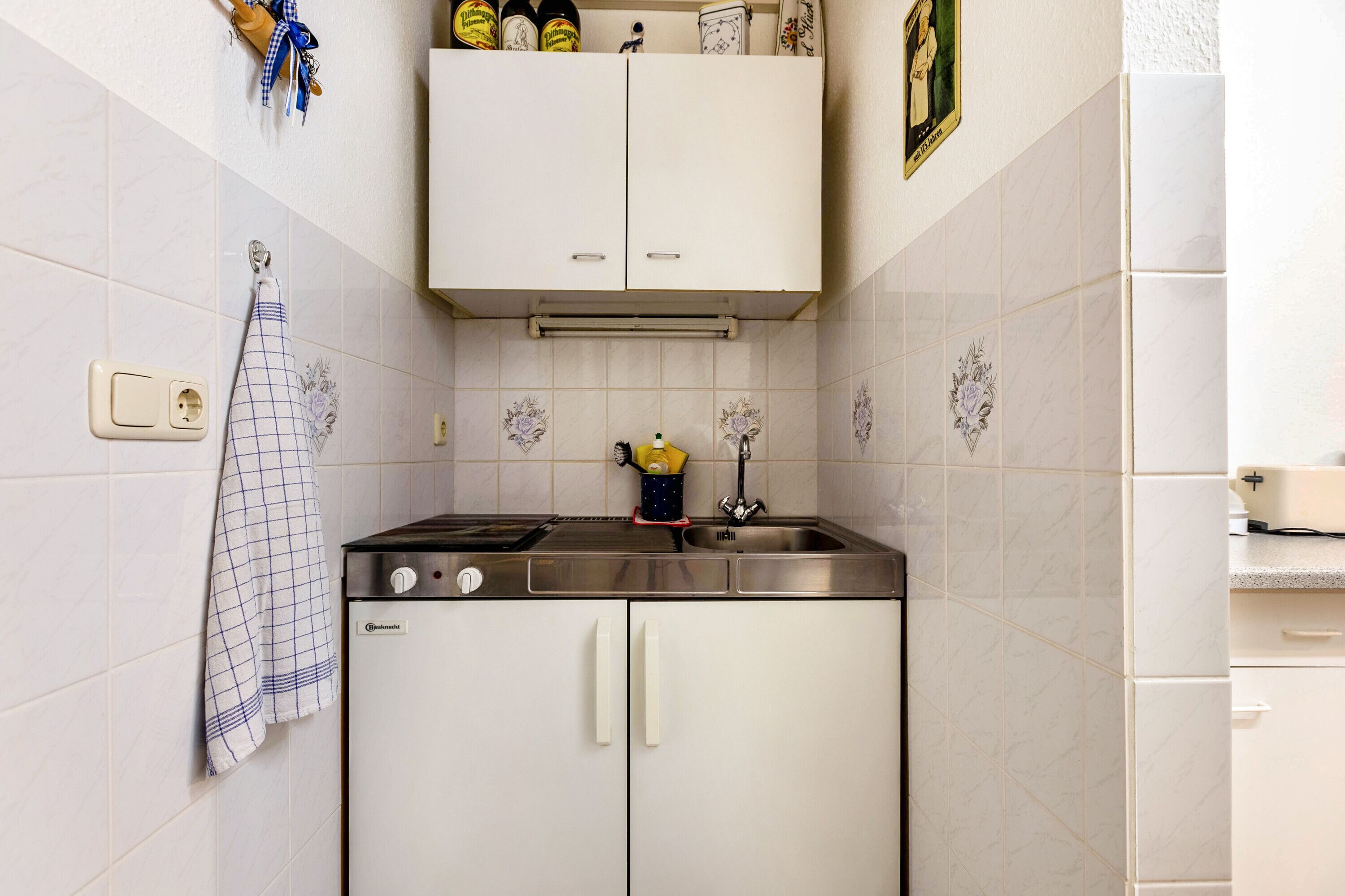 Kühlschrank, Mikrowelle, Herdplatte, Wasserkocher mit Kaffee-/Teezubehör