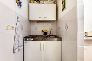 Kühlschrank, Mikrowelle, Herdplatte, Wasserkocher mit Kaffee-/Teezubehör