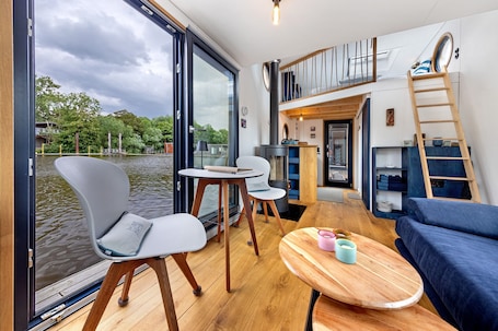 Dining. Boat 'Wunderschönes Tiny Hausboot Undine' with Shared Terrace and Wi-Fi