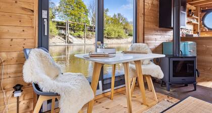Cozy Tiny Houseboat Agathe on the Süderelbe