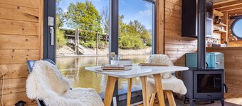 Cozy Tiny Houseboat Agathe on the Süderelbe