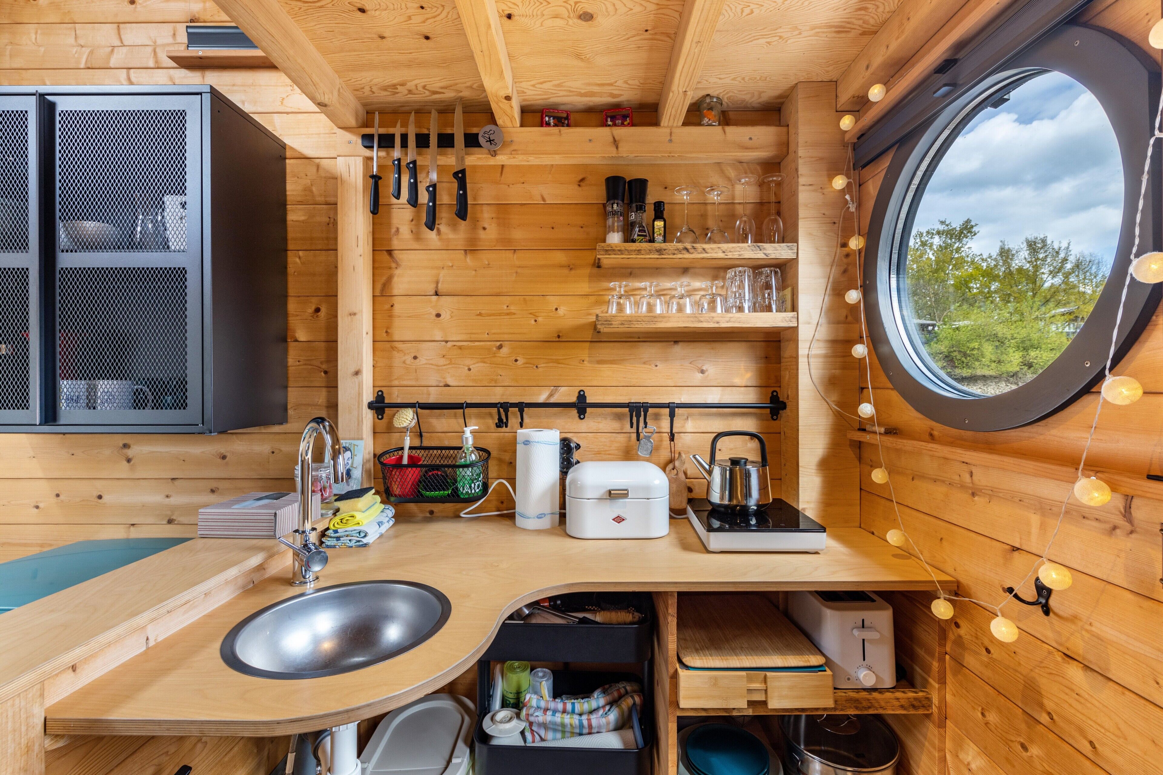 Kühlschrank, Herdplatte, Toaster, Kochgeschirr/Geschirr/Besteck