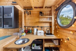 Een koelkast, een kookplaat, een broodrooster