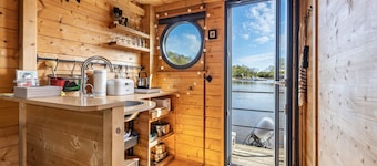 Boat 'Tolles Tiny Hausboot Agathe' with Private Terrace and Wi-Fi