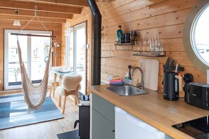 Kühlschrank, Herdplatte, Kochgeschirr/Geschirr/Besteck