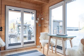 Interior - Holiday Home 'Besonderes Tiny Hausboot Marianne' with Private Terrace and Wi-Fi (Hamburg)
