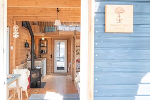 Interior - Holiday Home 'Besonderes Tiny Hausboot Marianne' with Private Terrace and Wi-Fi (Hamburg)