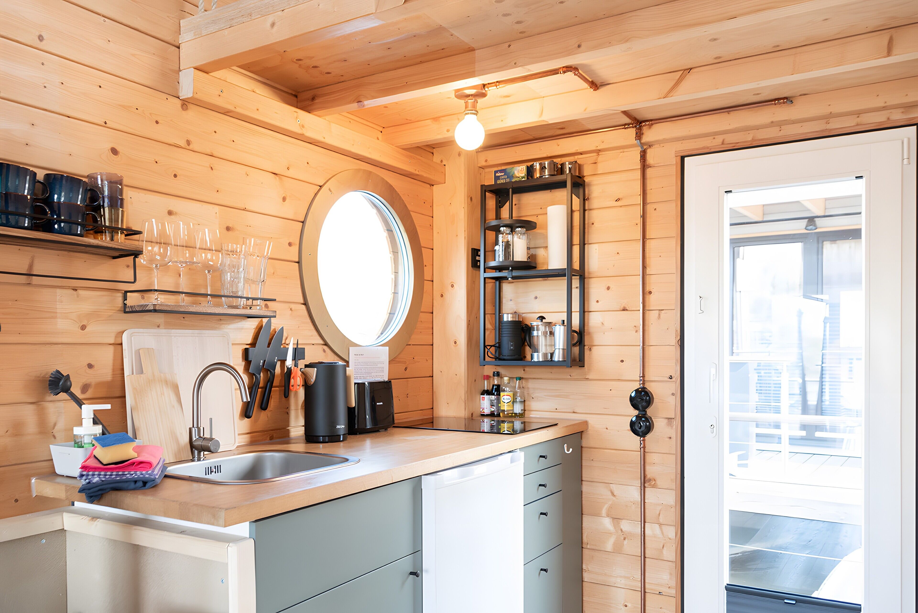 Kühlschrank, Herdplatte, Kochgeschirr/Geschirr/Besteck