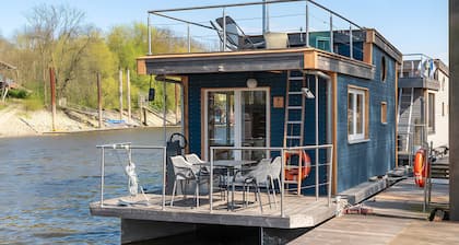 Holiday Home 'Besonderes Tiny Hausboot Marianne' with Private Terrace and Wi-Fi