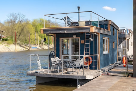 Outdoor dining. Holiday Home 'Besonderes Tiny Hausboot Marianne' with Private Terrace and Wi-Fi