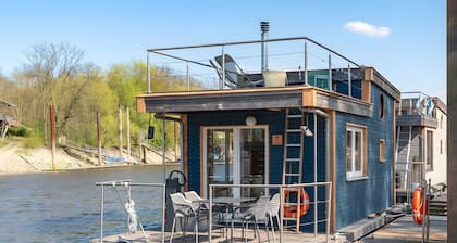 Ferienhaus 'Besonderes Tiny Hausboot Marianne' mit Privatterrasse und Wi-Fi
