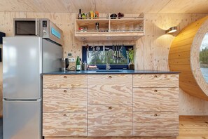 Réfrigérateur, surface de cuisson, bouilloire électrique