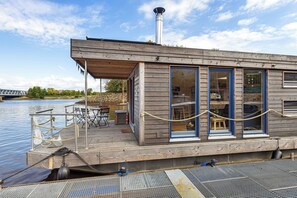 Outdoor dining - Holiday Home 'Hochwertiges Hausboot Ahoi, Kamin' with Private Terrace and Wi-Fi (Hamburg)
