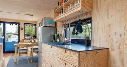 Holiday Home 'Hochwertiges Hausboot Ahoi, Kamin' with Private Terrace and Wi-Fi