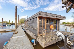 Marina - Holiday Home 'Hochwertiges Hausboot Ahoi, Kamin' with Private Terrace and Wi-Fi (Hamburg)