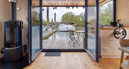 Ferienhaus 'Hochwertiges Hausboot Ahoi, Kamin' mit privater Terrasse und WLAN