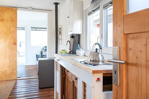 Fridge, stovetop, electric kettle, cookware/dishes/utensils - Holiday Home 'Dein Hausboot Wilma In Hamburg' with Private Terrace and Wi-Fi (Hamburg)