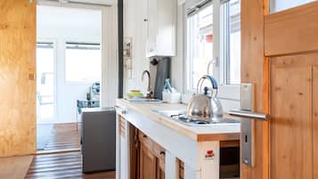 Fridge, stovetop, electric kettle, cookware/dishes/utensils
