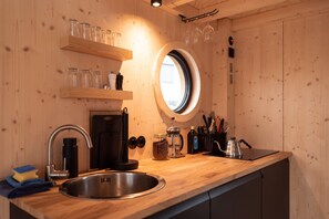 Fridge, stovetop, cookware/dishes/utensils - House Boat 'Off An Schöner Dove Elbe' with Private Terrace and Wi-Fi (Hamburg)