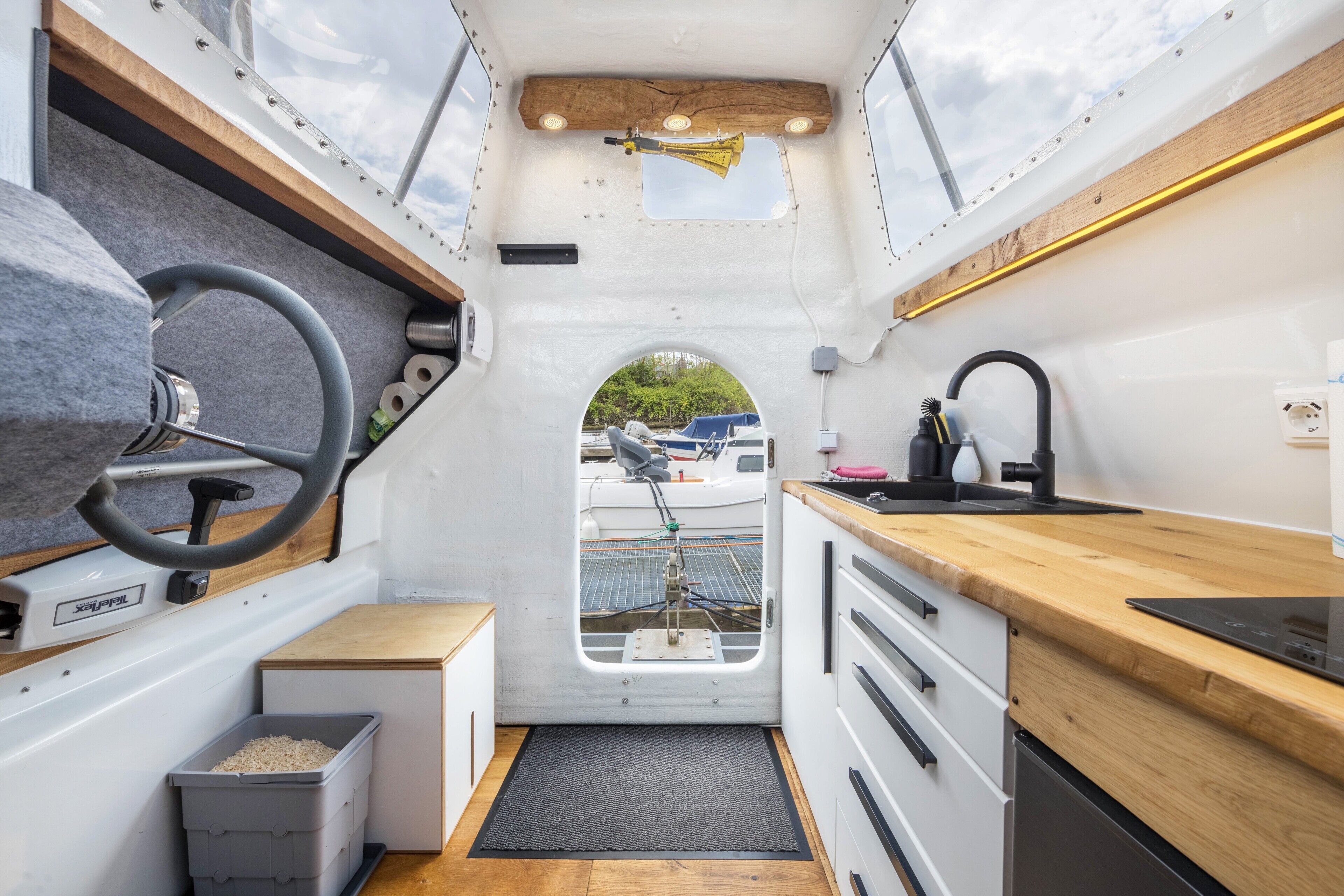 Kühlschrank, Herdplatte, Kochgeschirr/Geschirr/Besteck