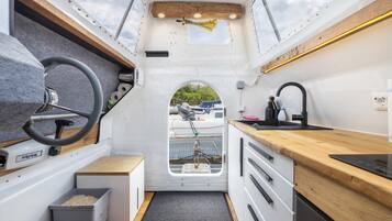 Kühlschrank, Herdplatte, Kochgeschirr/Geschirr/Besteck