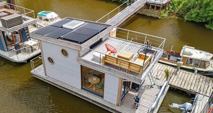 Boot 'Hausboot Off - Ort Zum Abschalten' mit privater Terrasse und WLAN